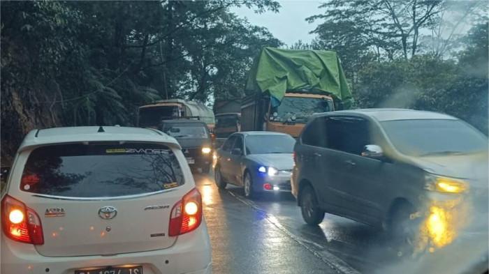 KEMACETAN SITINJAU LAUIK- Kemacetan terjadi pada arus lalu lintas dari Padang menuju Solok maupun sebaliknya di jalur Sitinjau Lauik, Kecamatan Lubuk Kilangan, Kota Padang, Selasa (17/2/2026) pagi.