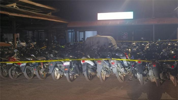 KENDARAAN PELANGGAR- Penampakan kendaraan yang diduga melakukan pelanggaran dan terlibat aksi balap liar diamankan di Mako Polres Payakumbuh, Minggu (22/2/2026).