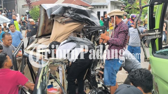 KECELAKAAN LALU LINTAS- Kondisi beberapa kendaraan yang terlibat kecelakaan beruntun di Padang Besi, Kecamatan Lubuk Kilangan, Kota Padang, Minggu (10/5/2026). Humas SPH, Kiki, sebut dua orang korban kecelakaan beruntun di Padang Besi masih menjalani perawatan.
