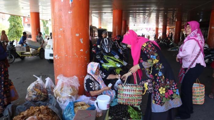 HARGA PLASTIK: Pagi itu, Senin (13/4/2026), suasana Pasar Raya Padang tampak riuh seperti biasanya. Namun, ada yang berbeda dari penampilan Dalima (52). Tangannya tidak menenteng tumpukan kantong plastik hitam atau putih yang tipis, melainkan sebuah keranjang daur ulang berwarna-warni dengan struktur yang kokoh.