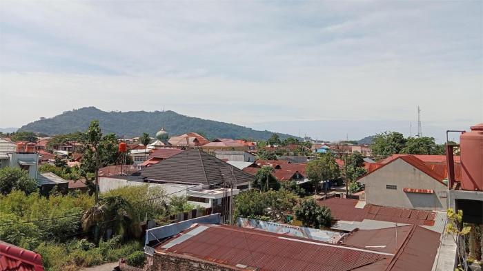 CUACA PANAS- Kondisi cuaca cerah berawan di sekitar kawasan Jalan Azizi, Kelurahan Andalas, Kota Padang yang tampak cerah, Rabu (21/1/2026).