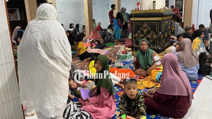 KORBAN BANJIR- Korban banjir di Korong Kajang, Nagari Kampuang Galapuang, Kecamatan Nan Sabaris Ulakan Tapakis, Kabupaten Padang Pariaman, Sumatera Barat, masih mengungsi, Senin (24/11/2025). Mereka ada yang mengungsi di Surau Kalampaian dan ada juga di rumah kerabat yang tidak terdampak banjir.