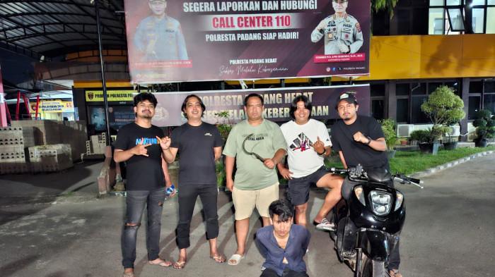 Petugas Polresta Padang mengamankan tersangka yang membawa clurit di Jalan Samudra, Kamis malam (22/1/2026). Kasat Reskrim Polresta Padang, Kompol Muhammad Yasin, mengatakan penindakan dilakukan saat personel Unit Opsnal Satreskrim tengah melakukan patroli dan penyelidikan kasus 3C (curat, curas, dan curanmor). (Foto/Polresta Padang).