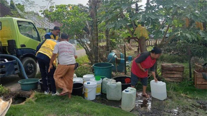KEKERINGAN- Penyaluran bantuan air bersih ke sejumlah wilayah yang mengalami kekeringan di Kabupaten Dharmasraya, Sumatera Barat.