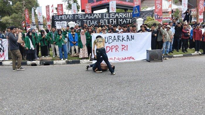 Aksi Teatrikal dan Tabur Bunga, Massa Kawal Putusan MK di Sumbar Sebut Pemerintah Penindas Rakyat