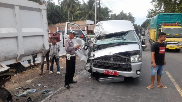 Mobil Dinkes Sumbar Tabrak Truk Parkir di Agam, Tujuh Orang Dilarikan ke RSUD Lubuk Basung