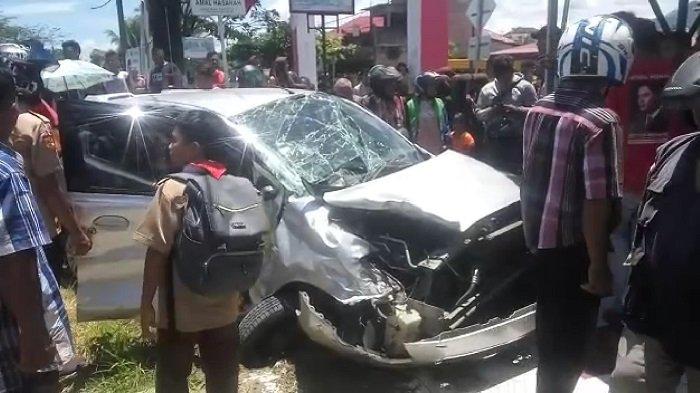 Kereta Api Bandara Internasional Minangkabau dan Mobil Datsun Tabrakan