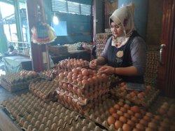 Harga Telur Naik Merangkak Naik, Harga Bawang dan Cabai Masih Stabil di Pasar Raya Kota Padang