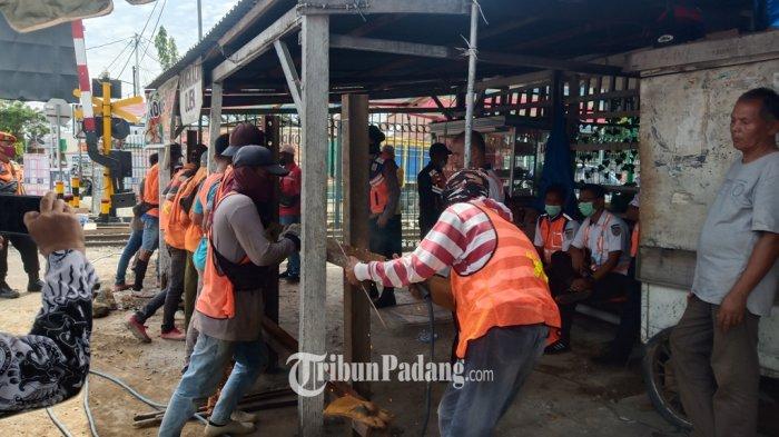 KAI Lakukan Pemagaran untuk Sterilisasi Aset di Pasar Tarandam, Warga Berharap Besi Pagar Digeser