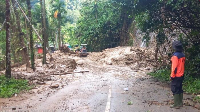 LONGSOR KABUPATEN AGAM- Penampakan jalan usai material longsor dibersihkan alat berat di jalan provinsi, Nagari Dalko, Kecamatan Tanjung Raya, Kabupaten Agam, Kamis (12/2/2026). Kabid KL BPBD Agam, Abdul Ghafur sebut sistem buka tutup diberlakukan.
