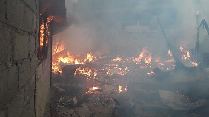 Satu Rumah di Lubeg Kota Padang Ludes Terbakar, Tim Damkar Kerahkan 50 Petugas dan 6 Armada