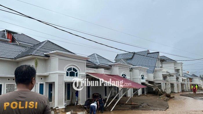 BANJIR DI PADANG- Banjir melanda Perumahan Luminpark Cluster, Kecamatan Koto Tangah, Kota Padang, Sumatera Barat, Kamis (27/11/2025).