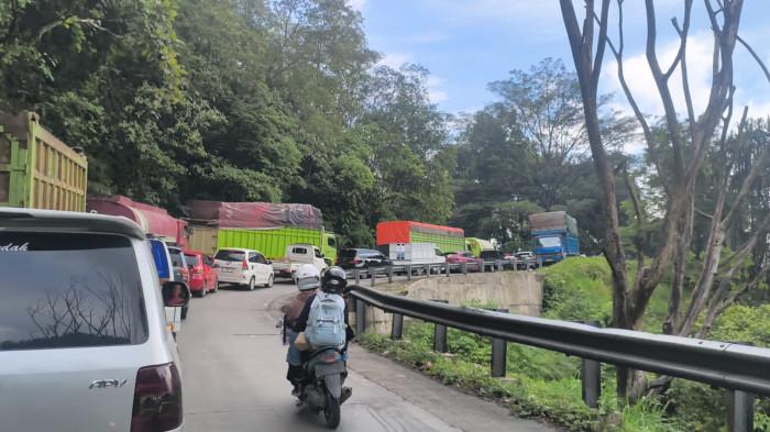 KEMACETAN SITINJAU LAUIK- Kemacetan yang terjadi di kawasan Sitinjau Lauik, Kecamatan Lubuk Kilangan, Kota Padang, Kamis (30/4/2026).