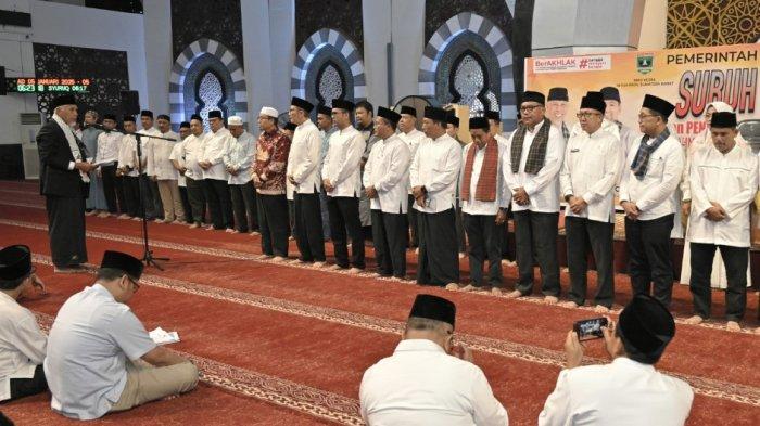 Mahyeldi Kukuhkan Pengurus Baru Masjid Raya Syech Ahmad Khatib Al Minangkabawi Periode 2024-2027