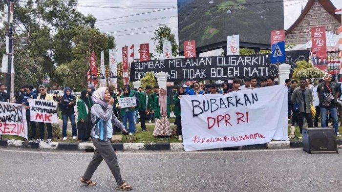 Sumbar Melawan Oligarki: Aksi Damai Kawal Putusan MK di Depan DPRD, Massa Terus Berdatangan