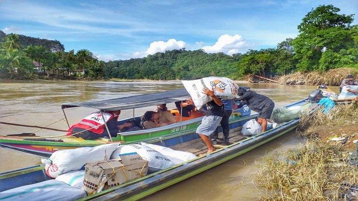 Salurkan Bantuan Korban Banjir Solok Selatan ke Daerah Terisolir Gunakan Perahu