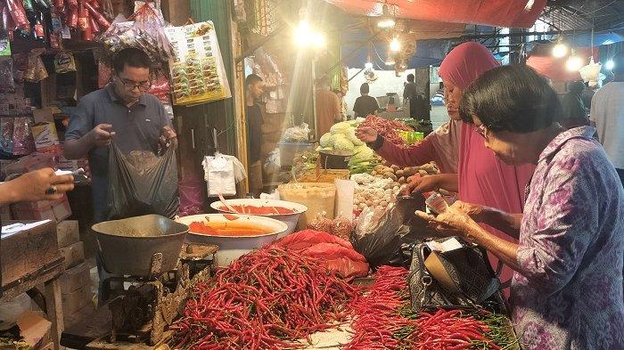 Harga Kebutuhan Pokok Masih Stabil Tinggi di Pasar Pariaman, Daya Beli Turun
