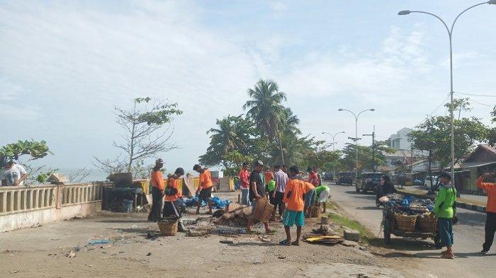 Lokasi Jualan Akan Dibangun Trotoar, PKL Dekat Taman Budaya Pantai Padang Bongkar Lapak Sendiri