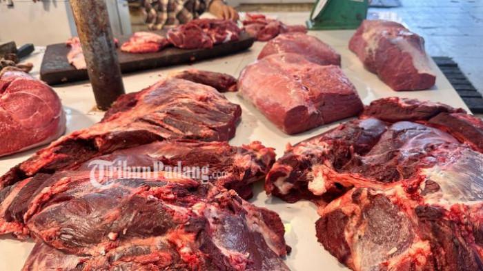 HARGA BAHAN POKOK - Penampakan tumpukan daging di lapak milik Anto, Pasar Raya Padang, Kampung Jao, Kota Padang, Kamis (22/11/2026). Anto mengaku bisa menghabiskan 150 kilogram daging per hari jelang bulan Ramadan 2026.