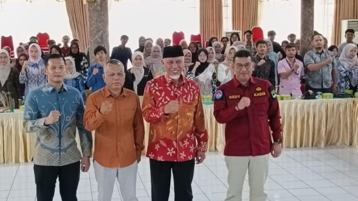 Gubernur Sumatera Barat, Mahyeldi Ansharullah, bersama Plt. Kepala Dispora Sumbar Dedy Diantolani dan jajaran berfoto bersama peserta Pelatihan Kewirausahaan Pemuda Angkatan II Tahun 2025 di Istana Bung Hatta, Bukittinggi, Minggu (9/11/2025).