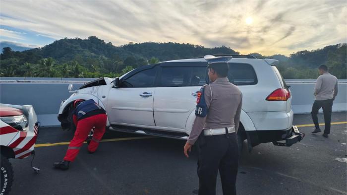 KECELAKAAN LALU LINTAS - Petugas Lantas Polda Sumbar berada di lokasi kecelakaan yang melibatkan kendaraan Pajero Sport di kawasan Jalan Tol Padang-Sicincin, Jumat (30/1/2026).