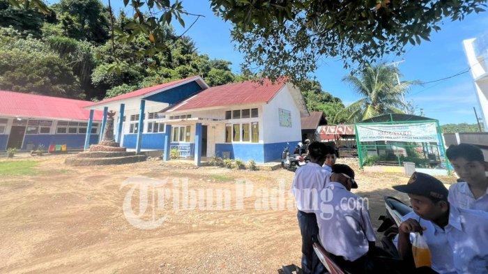 HARI PERTAMA SEKOLAH- Beberapa murid dari Sekolah Menengah Pertama Negeri (SMPN) 44 Padang berteduh di bawah pohon sambil meminum es cekek di Jalan Koto Tuo, Kecamatan Pauh, Kota Padang, Senin (30/3/2026).