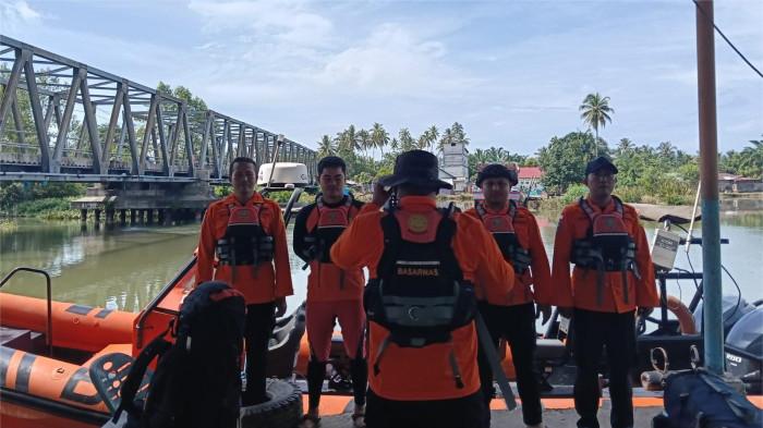 PENCARIAN NELAYAN HILANG- Tim SAR Pos Pasaman diberangkatkan menggunakan RIB 03 untuk mencari dua nelayan asal Air Bangis yang hilang kontak di perairan Pasaman Barat, Sabtu (8/11/2025).