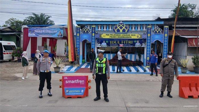 PENGAMANAN LIBUR LEBARAN- Petugas gabungan bersiaga di depan pos pelayanan Lebaran 2026 dan posko Kesehatan dalam rangka Operasi Ketupat Singgalang 2026.