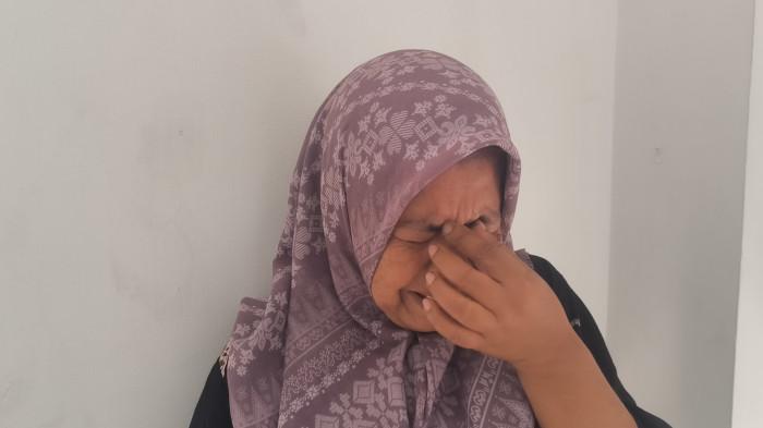 KECELAKAAN KERETA API- Martina (50) saat ditemui di Rumah Sakit Hermina, Kota Padang, Senin (9/3/2026). Martina mengenang kedua rekan anaknya yang menjadi korban kecelakaan kereta api tersebut sebagai pribadi yang baik dan ramah.