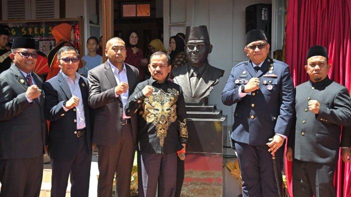 Resmikan Patung Bung Hatta di SMPN 1 Padang,  Audy: Perjuangan Hari Ini Berlanjut di Pendidikan