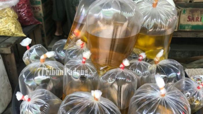 pedagang bernama Yanto menyebuts9.000 per liter.