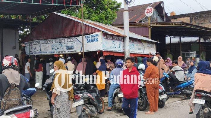PEDAGANG DAGING- Penampakan warga sedang mengantre untuk membeli daging sapi di kawasan Jalan Taratak Paneh, Simpang Wisma Kalumbuk, Kecamatan Kuranji, Kota Padang, Selasa (17/2/2026).