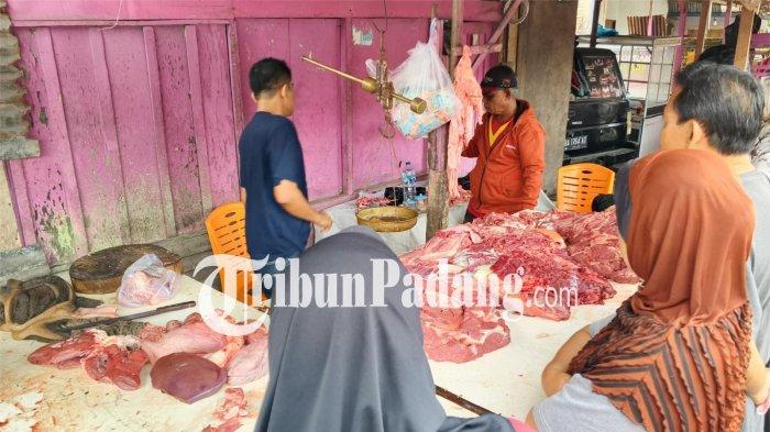 PEDAGANG DAGING- Warga mengantre membeli daging sapi di kawasan Jalan Taratak Paneh, Simpang Wisma Kalumbuk, Kecamatan Kuranji, Kota Padang, Selasa (17/2/2026). Daging dijual Rp160 ribu per kilogram menjelang Ramadan 1447 Hijriah dan banyak dibeli untuk diolah menjadi rendang sebagai menu sahur pertama.