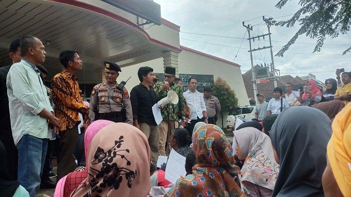 Demo PKL Disambut Ketua DPRD Padang, Syafrial Kani Ajak Masuk Ruangan untuk Berdiskusi