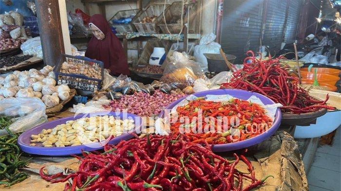 HARGA BAPOK- Penampakan pedagang di kawasan Pasar Raya Kota Padang, Sumatera Barat, Kamis (19/2/2026).