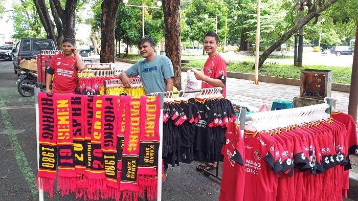 Pedagang Jersey Semen Padang FC Sebut Baju Warna Merah Jadi Favorit