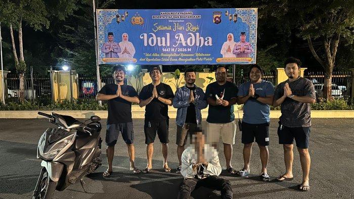 PELAKU CURAS- Petugas kepolisian berfoto dengan pelaku pencurian dengan kekerasan berinisial (28) pada Selasa (26/5/2026). TS diduga melakukan tindak pidana pencurian dengan kekerasan di area Pantai Purus, Kecamatan Padang Barat, Kota Padang.