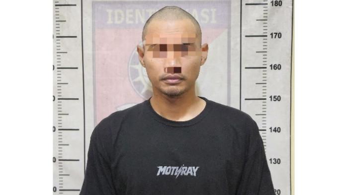 DUGAAN PERSETUBUHAN- Penampakan terduga pelaku persetubuhan terhadap anak di bawah umur saat berada di Mapolres Padang Panjang.