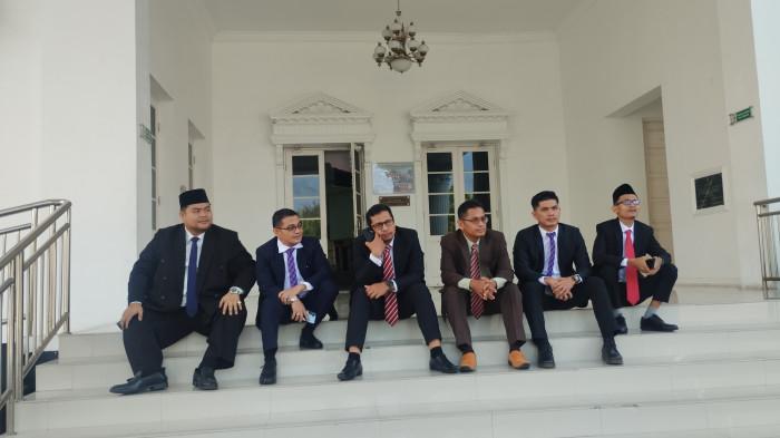 PELANTIKAN KOMISIONER KPID- Para komisioner KPID Sumbar terpilih berada di Auditorium Gubernuran Sumbar dengan setelan jas lengkap sembari menunggu pelantikan, Jumat (13/3/2026). Komisioner terpilih, Rudy sebut pelantikan ditunda tanpa adanya surat resmi.