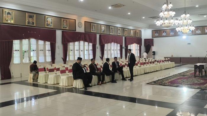 PELANTIKAN KOMISIONER KPID- Para komisioner KPID Sumbar terpilih berada di Auditorium Gubernuran Sumbar dengan setelan jas lengkap sembari menunggu pelantikan, Jumat (13/3/2026).