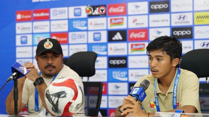 BRI SUPER LEAGUE- Pelatih Semen Padang FC, Imran Nahumarury (kiri), bersama pemain Aditya Sentosa (kanan), saat memberikan keterangan usai laga kontra Persija Jakarta di Jakarta International Stadium, Sabtu (23/5/2026).