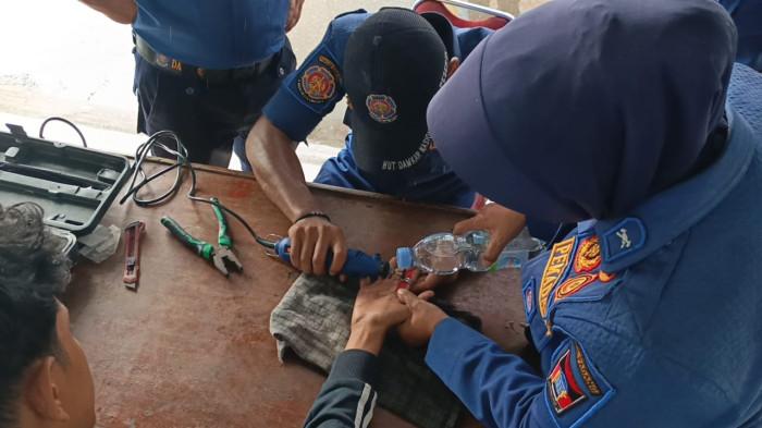 Damkar Padang Terima Dua Laporan Warga Minta Bantu Lepas Cincin di Hari yang Sama