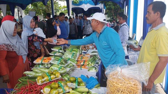 Pembeli Serbu Pasar Murah di Parkiran Bank Indonesia Sumbar, di Kota Padang