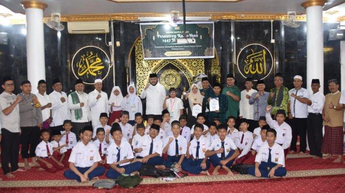 PESANTREN RAMADAN- Wali Kota Padang Fadly Amran berfoto bersama dalam kegiatan pembukaan pelaksanaan Pesantren Ramadan 1447 Hijriah se-Kota Padang, di Masjid Baitul Haadi Aur Duri Indah, kelurahan Parak Gadang Timur, Kecamatan Padang Timur, Senin (23/2/2026).