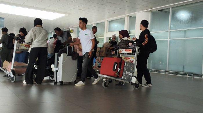 ARUS MUDIK- Seorang pemudik tiba di Bandara Internasional Minangkabau (BIM), Padang Pariaman, Kamis (19/3/2026). Kedatangan perantau dari berbagai daerah mulai meningkat jelang Lebaran, dengan kerinduan untuk berkumpul bersama keluarga di kampung halaman.