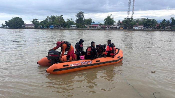 PENCARIAN ORANG HILANG- Proses pencarian korban hanyut di Pantai Ujung Karang, belakang kampus UBH, Kecamatan Padang Utara, Kota Padang, Selasa (21/4/2026). Danru Kantor SAR Kelas A Padang, Tri Desyu sebut pencarian belum membuahkan hasil, bahkan sudah menyisir area seluas 20 mil.