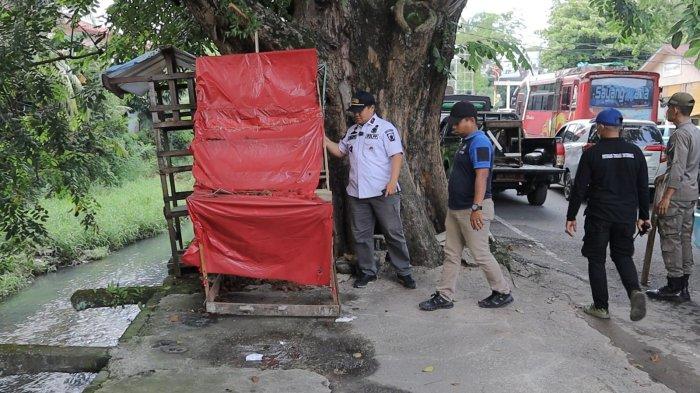 PENERTIBAN- Petugas Satuan Polisi Pamong Praja (Satpol PP) Kota Padang menertibkan sejumlah bangunan liar yang berada di sepanjang Jalan Teuku Umar, Kelurahan Parak Kopi, Kecamatan Padang Barat, Rabu (6/5/2026).