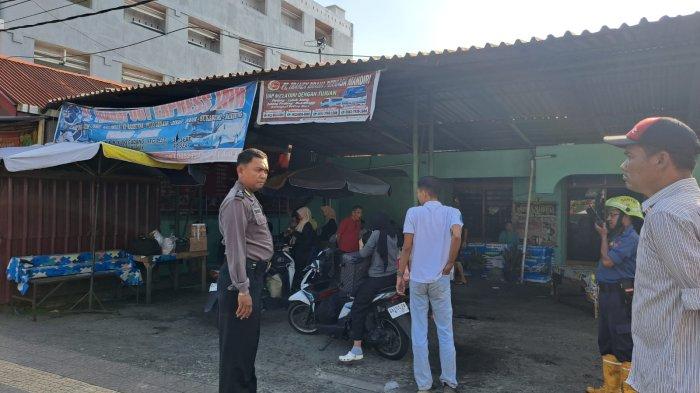 PENGANIAYAAN BERAT- Petugas kepolisian saat berada di lokasi kejadian penganiayaan berat di sebuah kantor perusahaan otobus, Jalan Prof. Dr. Hamka, Kelurahan Air Tawar Barat, Kecamatan Padang Utara, Kota Padang, Kamis (12/3/2026). Seorang perempuan bernama AY (50) mengalami luka bakar hingga 90 dirujuk ke RSUP Dr. M. Djamil Padang untuk mendapatkan perawatan intensif.
