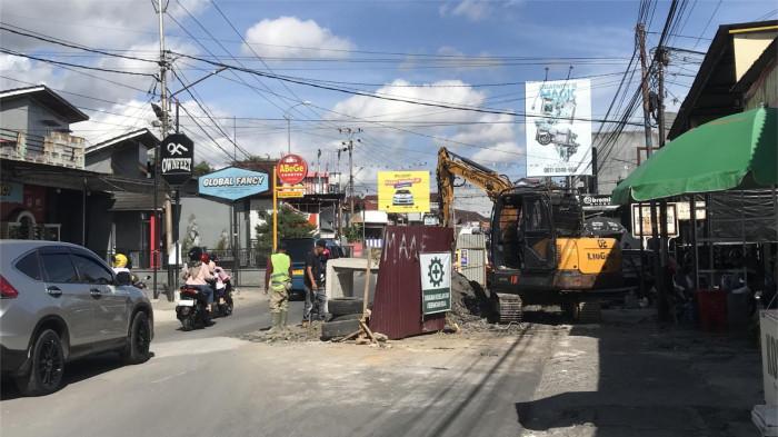 PENGGALIAN DRAINASE- Penampakan penggalian drainase di Kelurahan Tarok, Kecamatan ABTB, Kota Bukittinggi, Selasa (4/11/2025). Kadis PUPR Bukittinggi, Rahmat sebut penggalian drainase bertujuan untuk atas banjir saat musim hujan.