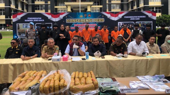 PENGUNGKAPAN KASUS NARKOBA- Konferensi pers pengungkapan kasus narkotika dan pemusnahan barang bukti di halaman Kantor Polda Sumbar, Selasa (7/10/2025).